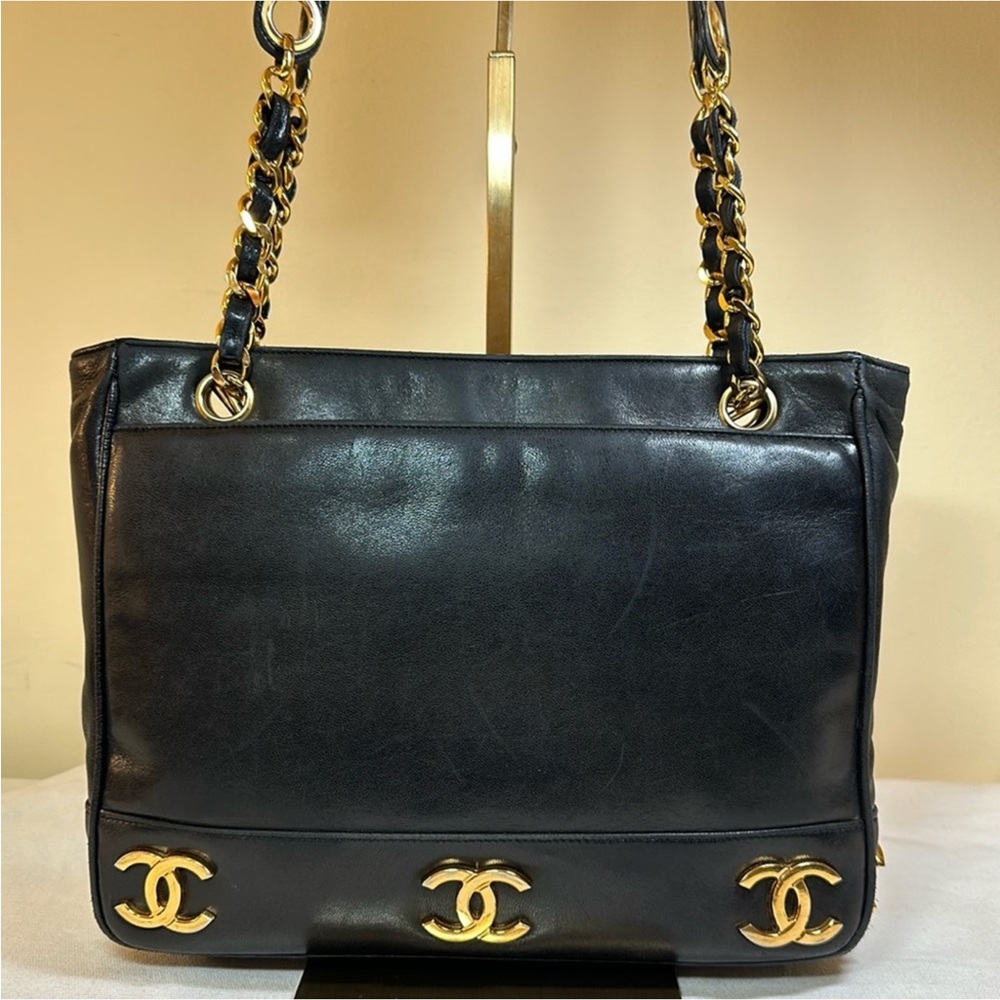 CHANEL Black Leather Shoulder Bag